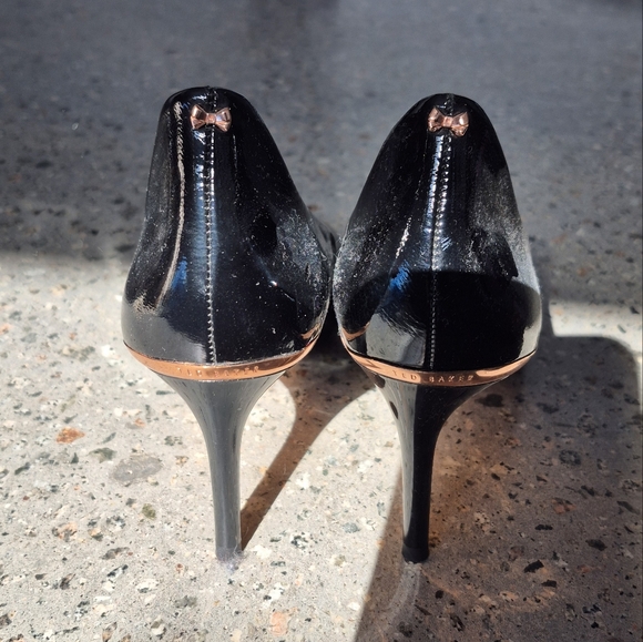 Elegant Black Ted Baker Black Patent Leather Vyixin Pump Size 38 - Picture 2 of 5